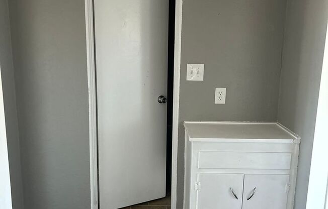 2 beds, 1 bath, 750 sqft, $1,045, Unit B09 1048 11