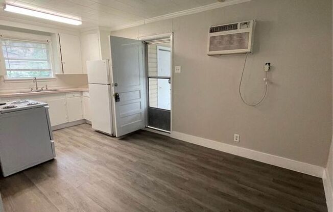 3 beds, 1 bath, $995