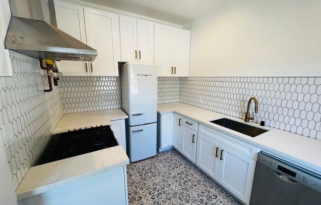 Studio, 1 bath, $1,995, Unit 1614 W Sunset Blvd #4