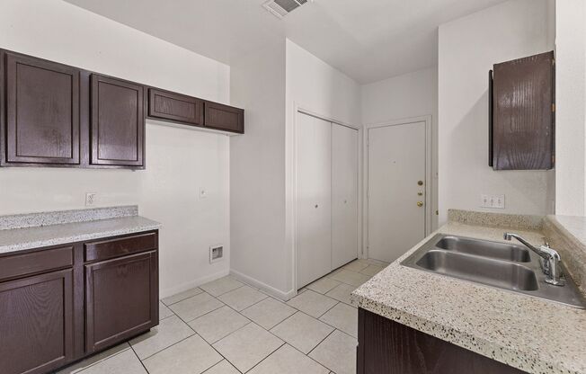 3 beds, 2 baths, $1,495, Unit A