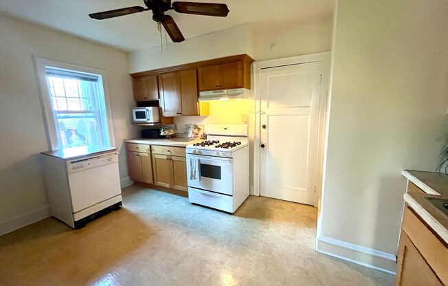 2 beds, 1 bath, $1,225, Unit A1