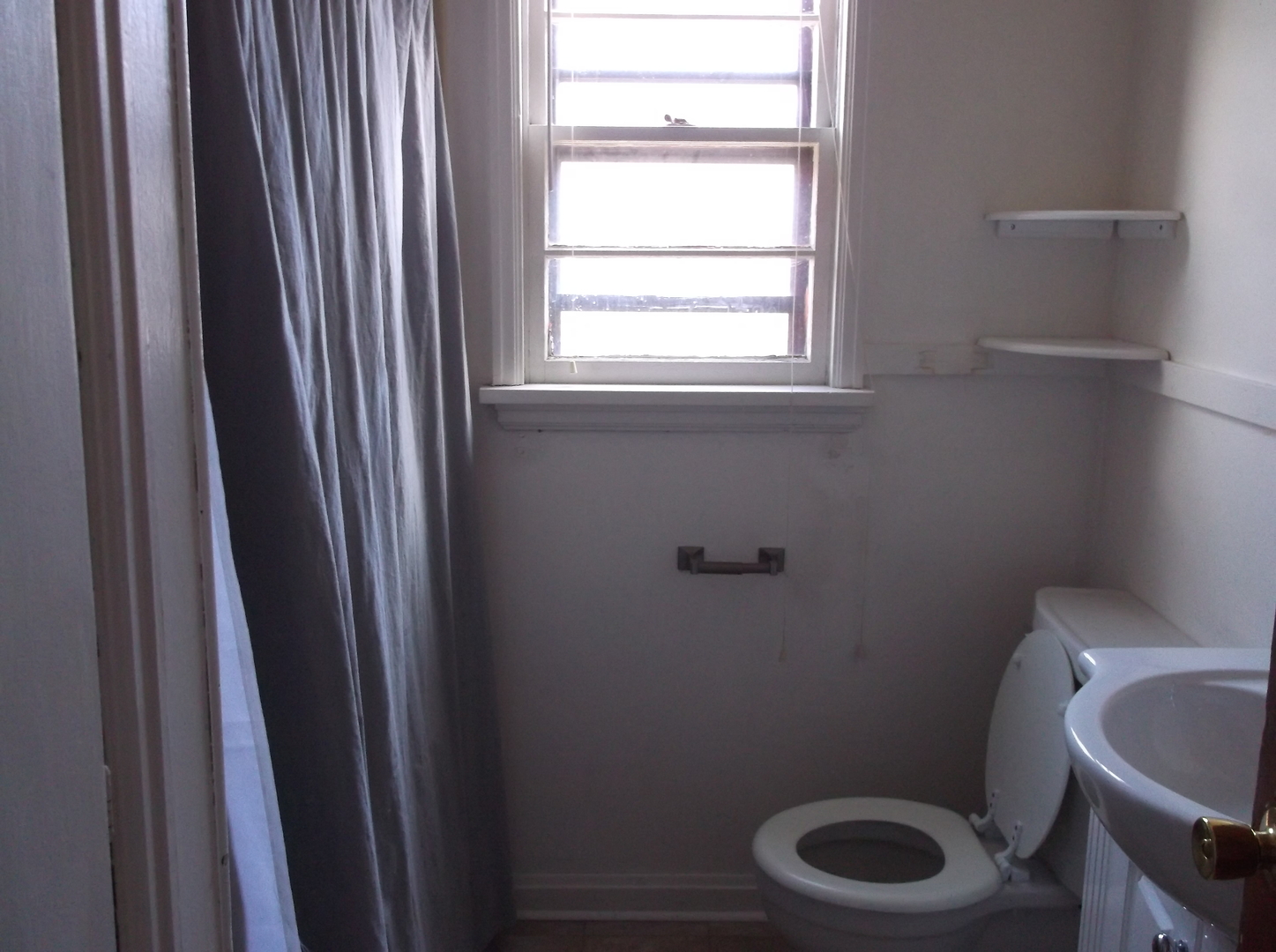 2 BEDROOM, 1 BATHROOM, DUPLEX WITH ALL UTILITIES INCLUDED!