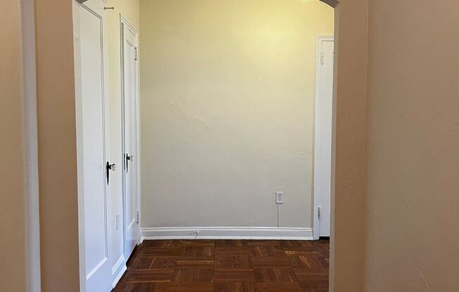 2 beds, 1 bath, 975 sqft, $2,055, Unit Royal York 802