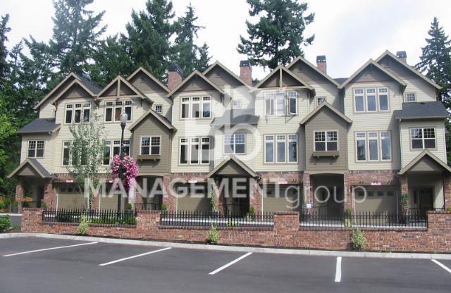 Beautiful Lake Oswego Newer Townhome Walking Distance to Zupans, Starbucks and Shops!