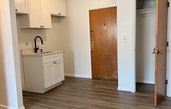 Studio, 1 bath, 450 sqft, $1,900, Unit 204