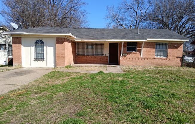 4 Bedrooms, 2 Bathrooms Near Camp Wisdom & S. Polk