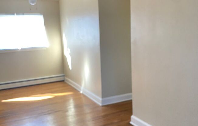 2 beds, 1 bath, $1,200, Unit 14