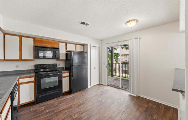 2 beds, 1 bath, 970 sqft, $1,215