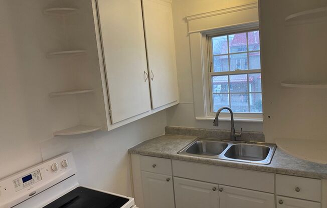 3 beds, 1 bath, 1,350 sqft, $999, Unit Apt B