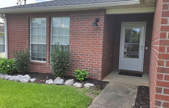3/2 Cul-de-Sac Home with Huge Fenced Yard & Spacious Kitchen
