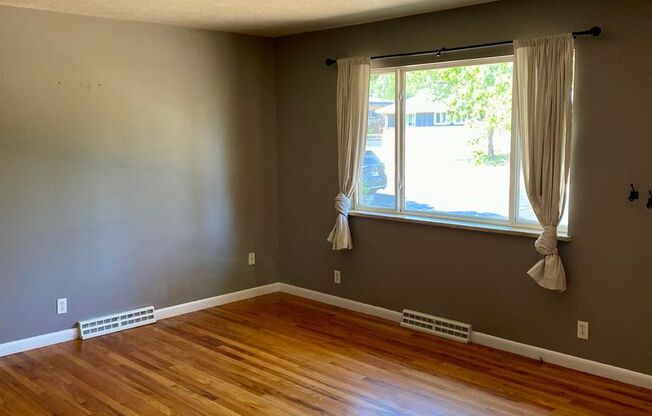 Available for 2025-2026 Fall Pre-Leasing! Cozy 3 Bedroom House, conveniently located close to CU campus