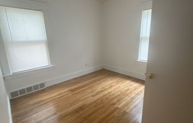 2 beds, 1 bath, $1,400, Unit DN Unit