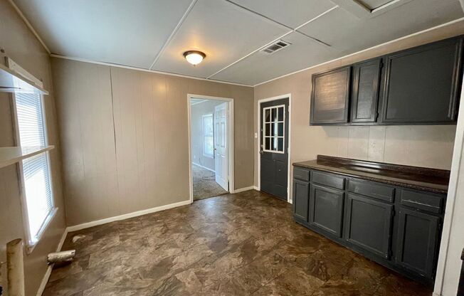 3 beds, 1 bath, $1,025