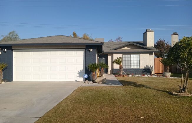 Stylish, Secure, and Pet-Friendly 3-Bedroom Home in South Bakersfield