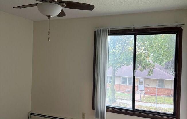 2 beds, 1.5 baths, 905 sqft, $1,460, Unit 35-202