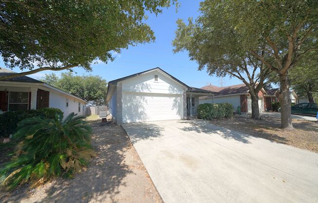 Great 3/2 Single Story Home Now Available in Escondido Creek (Converse)!