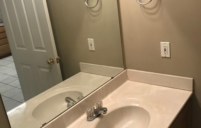 1 bed, 1 bath, $659, Unit D1