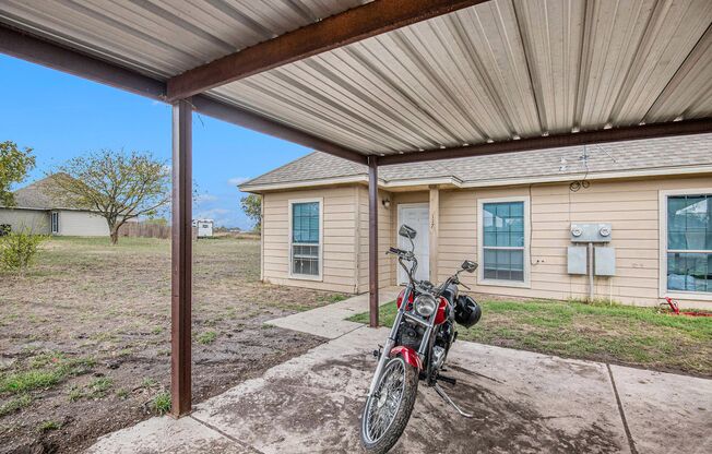 Beautifully Crafted 3 bed 2 bath duplex located in Weatherford, Tx.