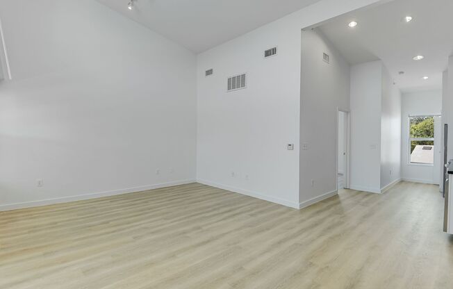 1 bed, 1 bath, 706 sqft, $1,275, Unit 310