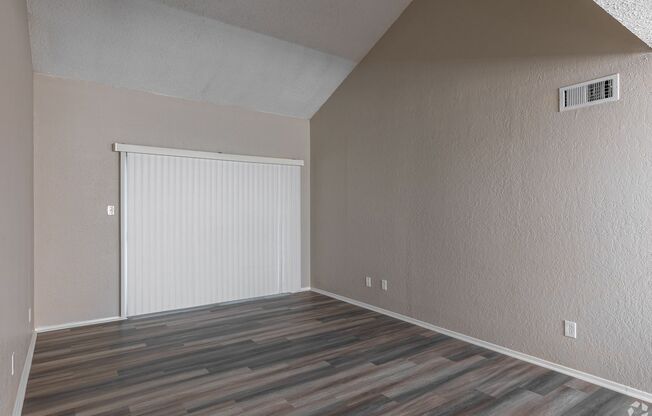 2 beds, 1 bath, 990 sqft, $845, Unit I4