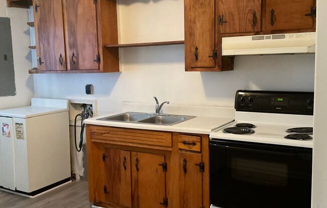 2 beds, 1 bath, $995, Unit 1