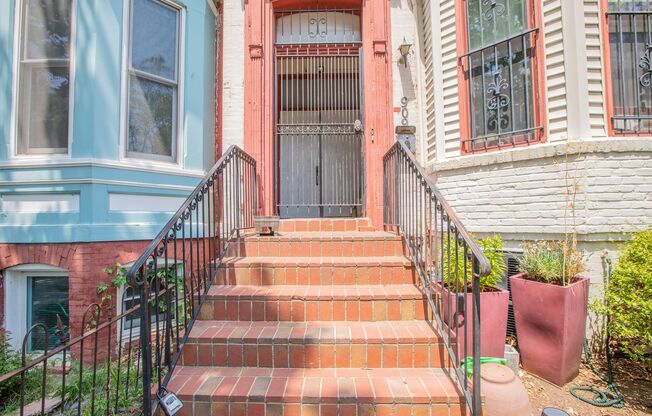 Charming 1 BR/1 BA Apartment in Shaw!