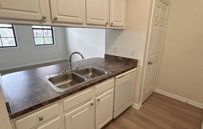 Beautiful 1/1 in Uptown Place!!