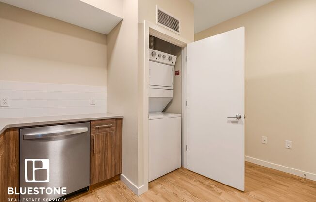 Studio, 1 bath, 389 sqft, $1,300, Unit 407