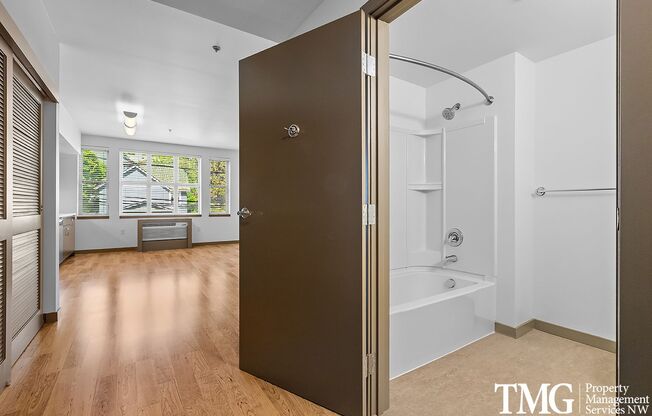 Studio, 1 bath, 528 sqft, $1,400, Unit 402
