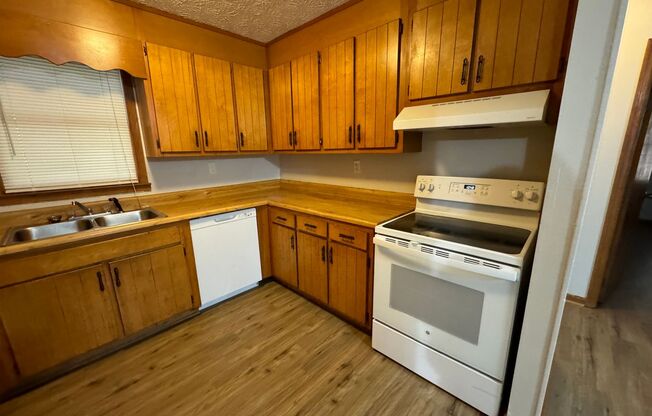 2 beds, 1.5 baths, $895, Unit #Y-1