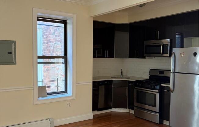 3 beds, 1 bath, 2,760 sqft, $3,500, Unit 1 floor