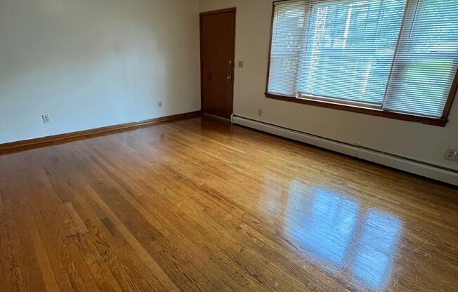 2 beds, 1 bath, 903 sqft, $1,250, Unit B-5