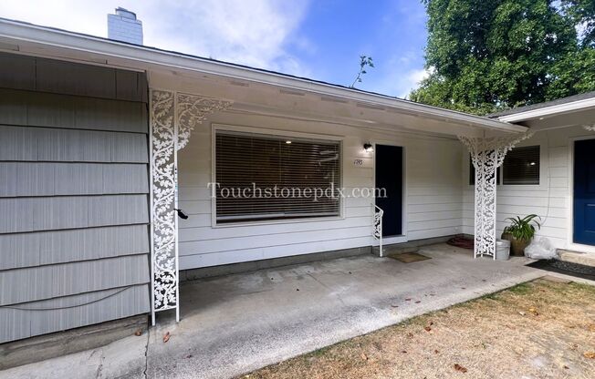 Gorgeously Remodeled 2 BD/1BA Duplex