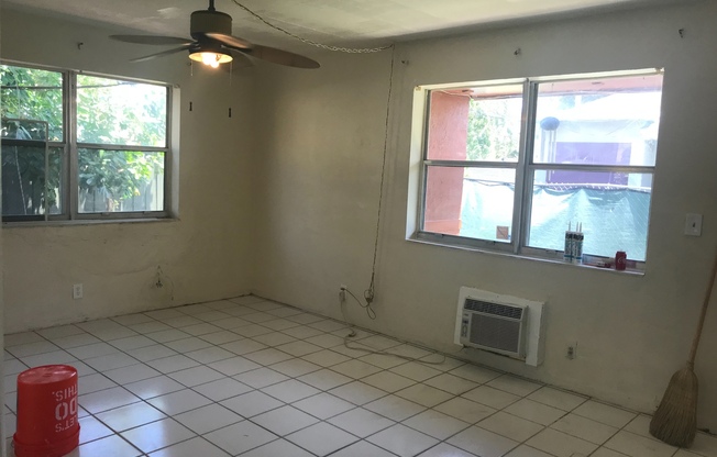 2 beds, 1 bath, 743 sqft, $1,683, Unit 4