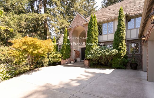 Charming Lake Oswego Home with Luxurious Amenities and Ample Space!