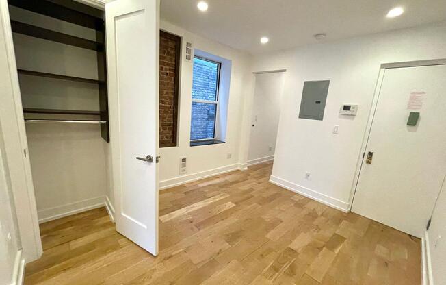 2 beds, 1 bath, $3,610, Unit 14