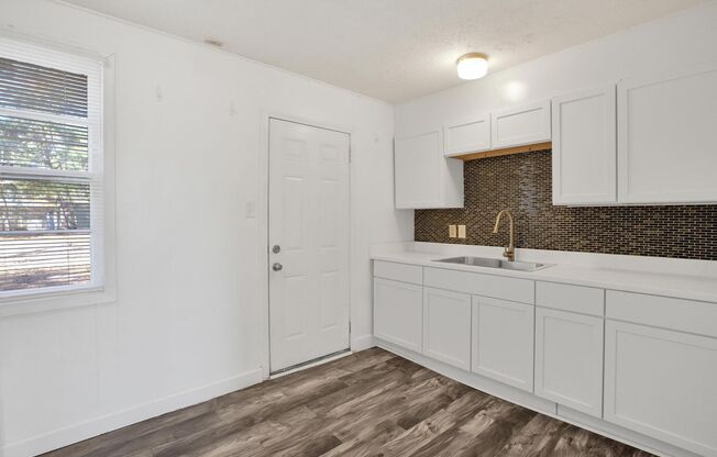 2 beds, 1 bath, $895