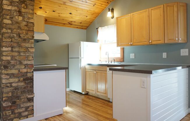 Cozy Cottage with garage and fenced yard