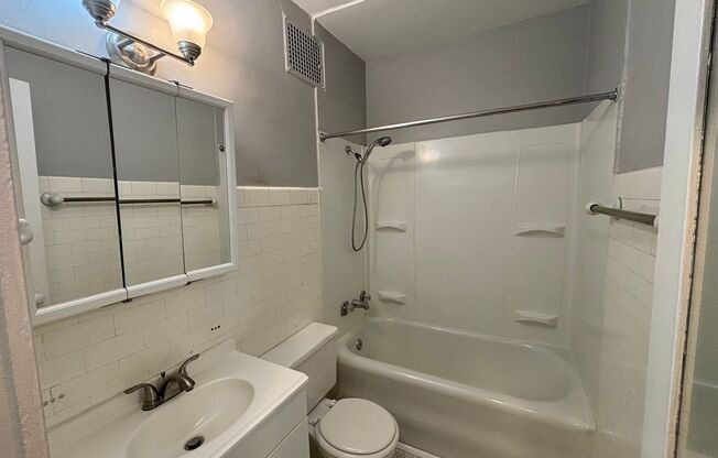 1 bed, 1 bath, $800, Unit 1B
