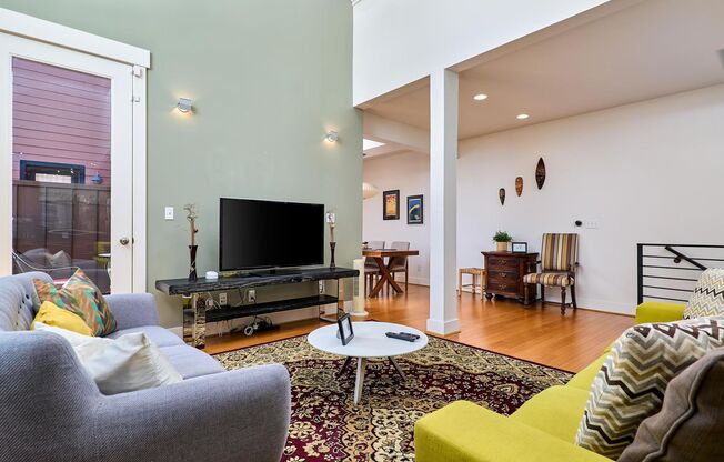 Oakland Luxe Condo |Parking w/EV Charging| Minutes to SF | Fully Furnished