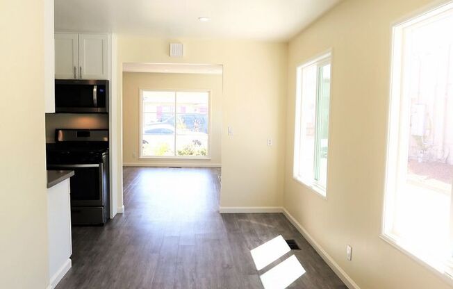 Beautiful Pet Friendly 3 bedroom / 2 bath House in San Carlos Available Now!