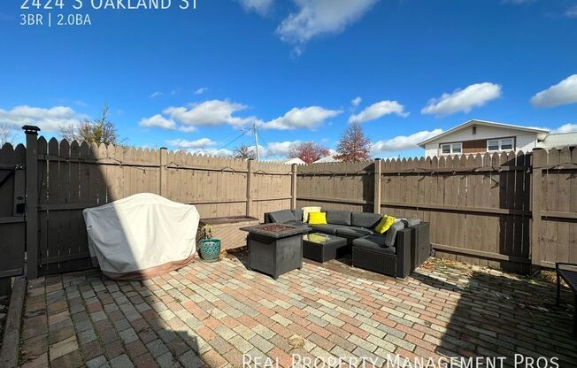 2424 S OAKLAND ST