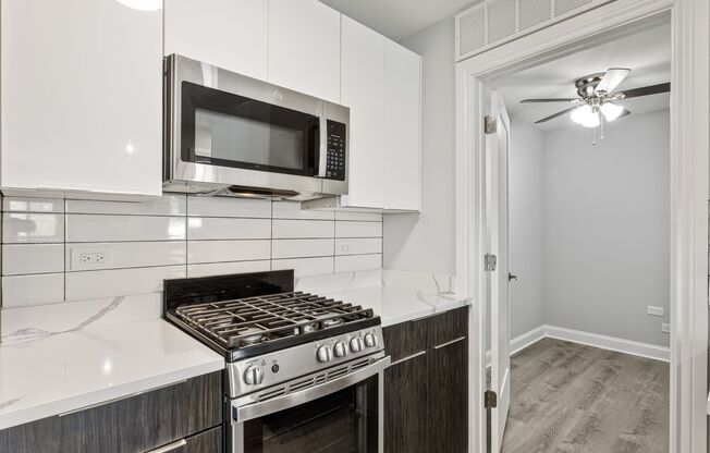 2 beds, 1 bath, 589 sqft, $2,100, Unit 244
