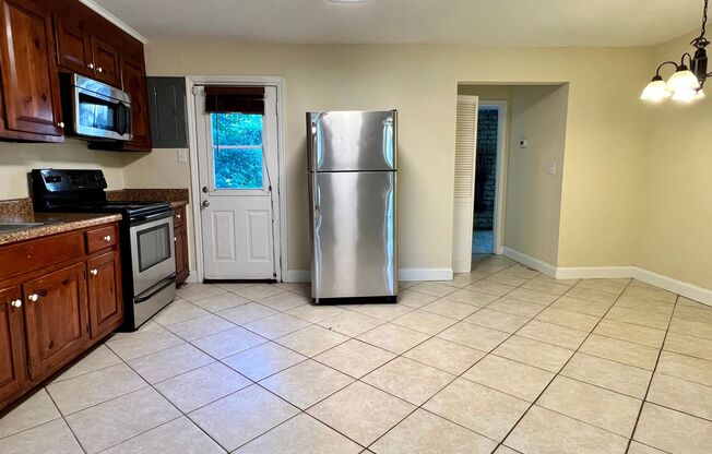 Quaint 3 Bedroom, 2 Bathroom Home in Northside Available May 14th!