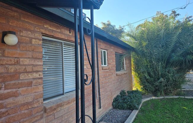 1000-1002 S. Dorsey Lane