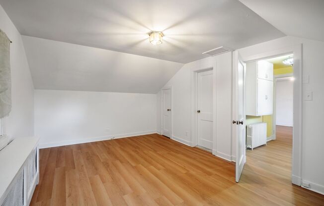 1 bed, 1 bath, $1,100, Unit Carriage House Apt