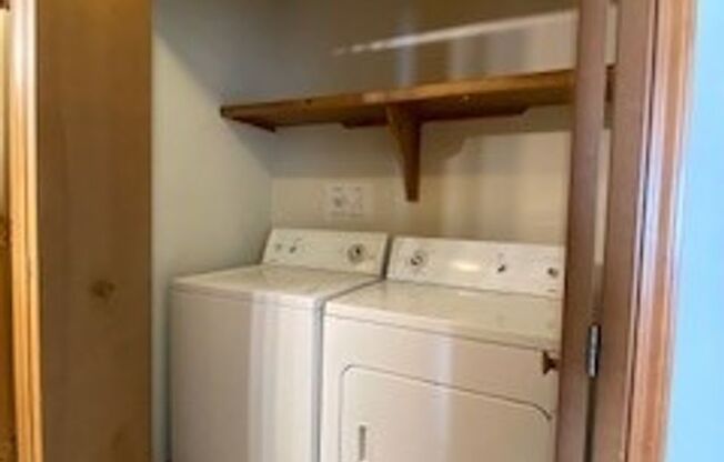 2 beds, 1 bath, $895, Unit APT. 2