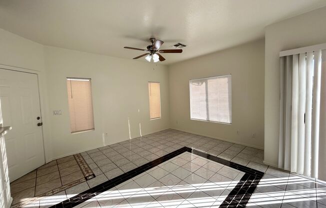 3 Bedroom 2 1/2 Bathroom Freshly painted & carpet, Close to Grand Canyon University