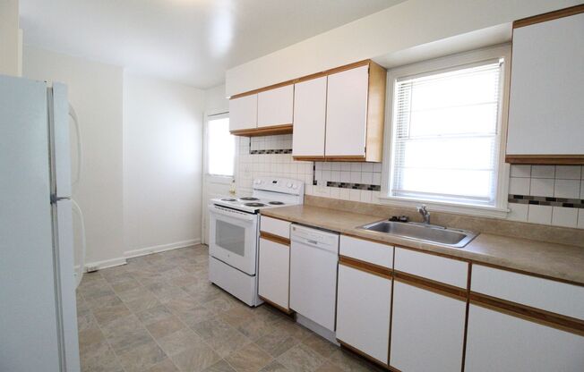 2 beds, 1 bath, $1,250, Unit 7552 WYOMING --