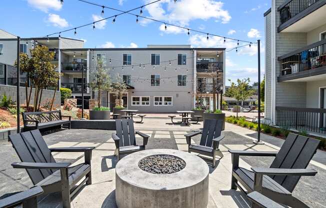 Patio Fire Pit at Delphine on Diamond in San Francisco, CA 94131